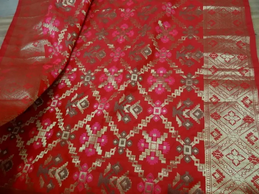 Etole indienne rouge profond fuchsia et or a pompons 6