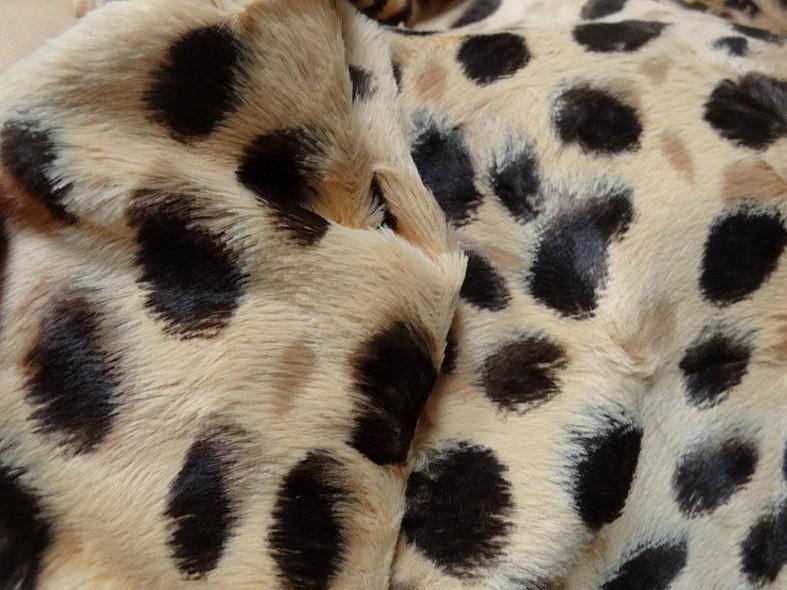 Fausse fourrure beige motif leopard 2