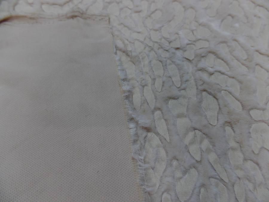 tissu fausse fourrure beige ton sur ton façonné léopard