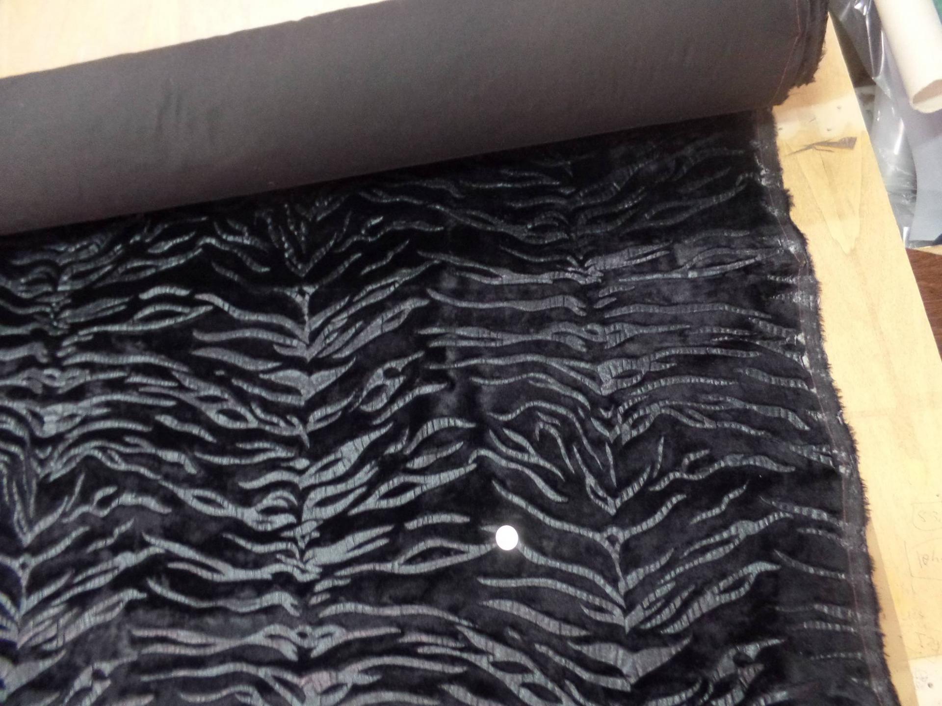 Fausse fourrure noire ton sur faconne zebre9