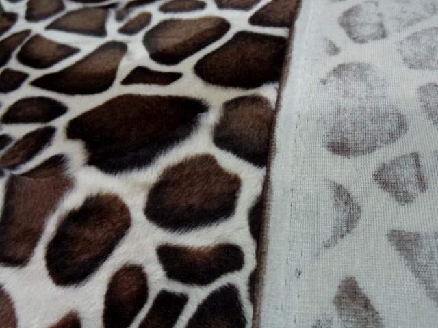 Fausse fourrure poil ras imprimee girafe 4