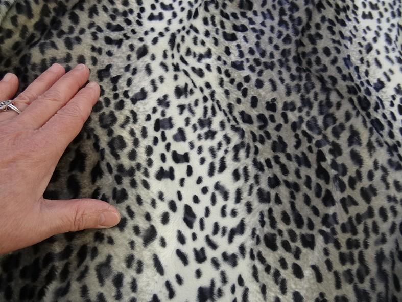 Fausse fourrure rase leopard gris blanc noir 1 