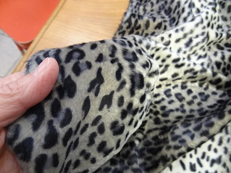 Fausse fourrure rase leopard gris blanc noir 5