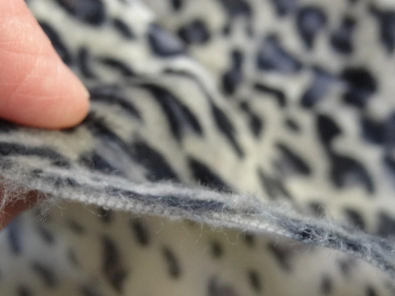 Fausse fourrure rase leopard gris blanc noir 7