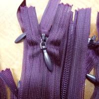 Fermeture eclair invisible aubergine 