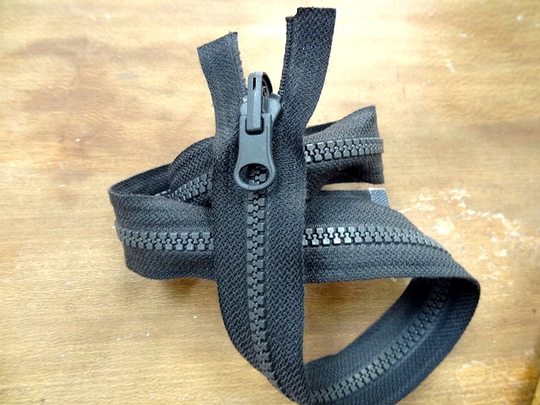 Fermeture eclair separable grise maille moulee 1