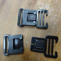 Fermoir attache en plastique noir 1