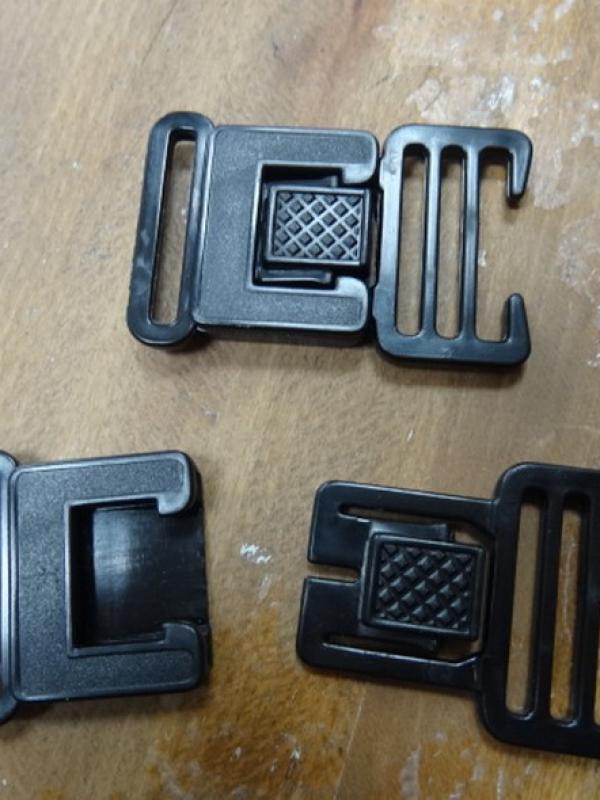 Fermoir attache en plastique noir 1 