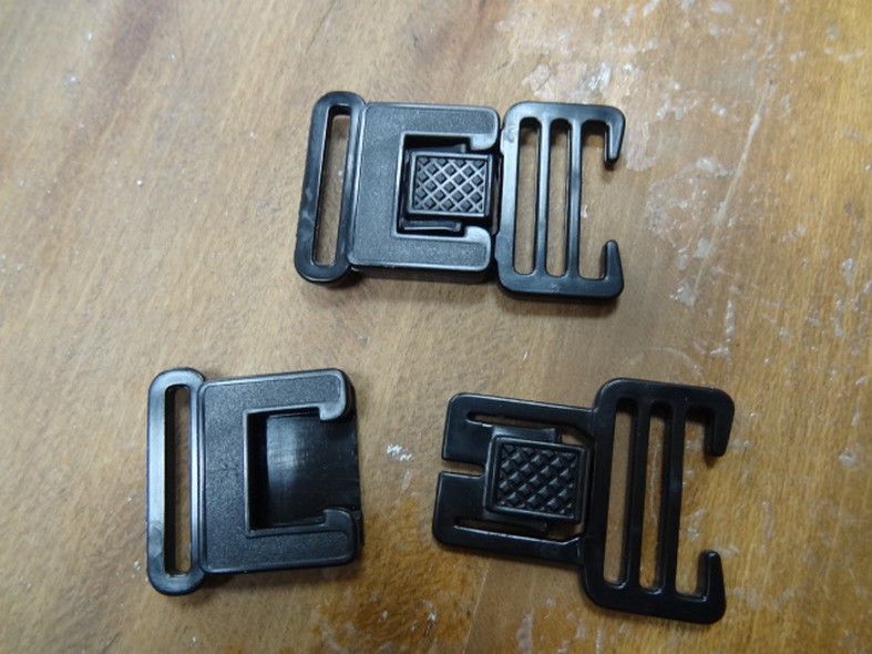 Fermoir attache en plastique noir 1