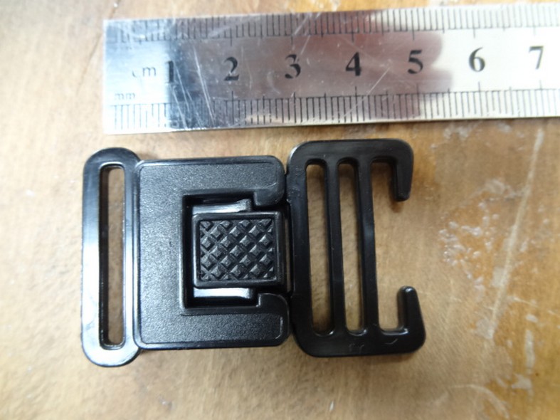 Fermoir attache en plastique noir 5