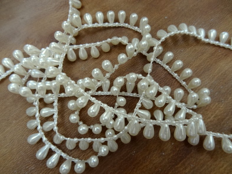 Fil de perles en goutte blanc casse nacre 1