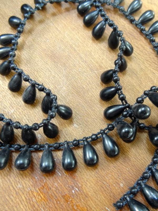 Fil de perles en goutte noir 1