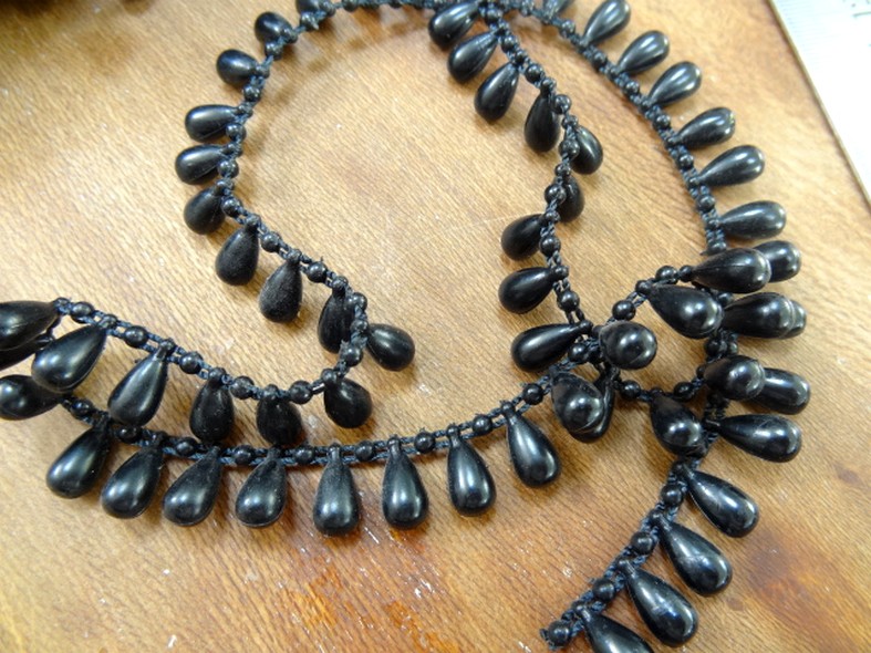 Fil de perles en goutte noir 1
