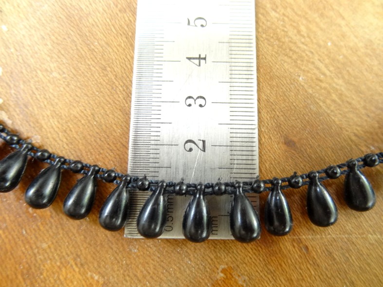 Fil de perles en goutte noir 2