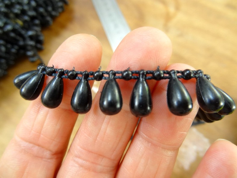 Fil de perles en goutte noir 3