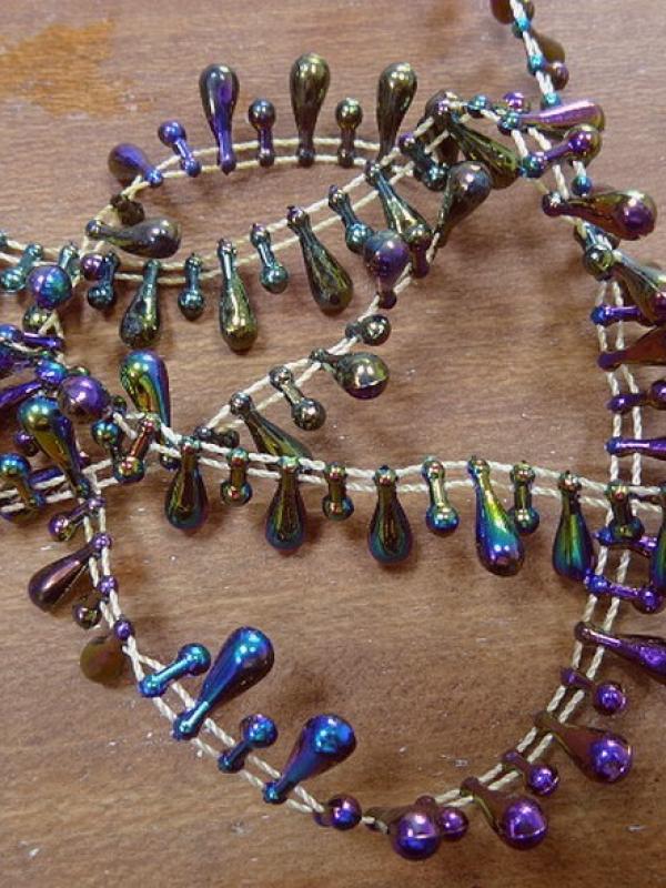 Fil de perles en gouttes arc en ciel