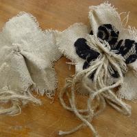 Fleur a coudre lin et dentelle noire 1 