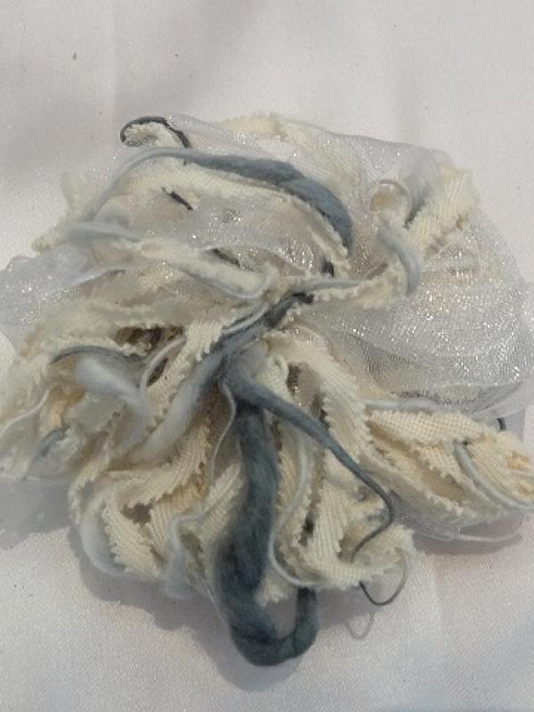 Fleur a coudre velours organza blanc et bleu petrole 1
