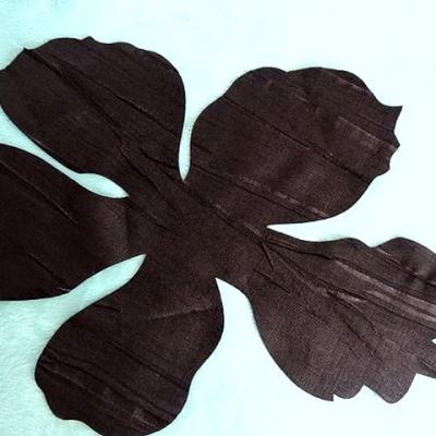 Fleur tissu noir plisse decoupe laser 1 