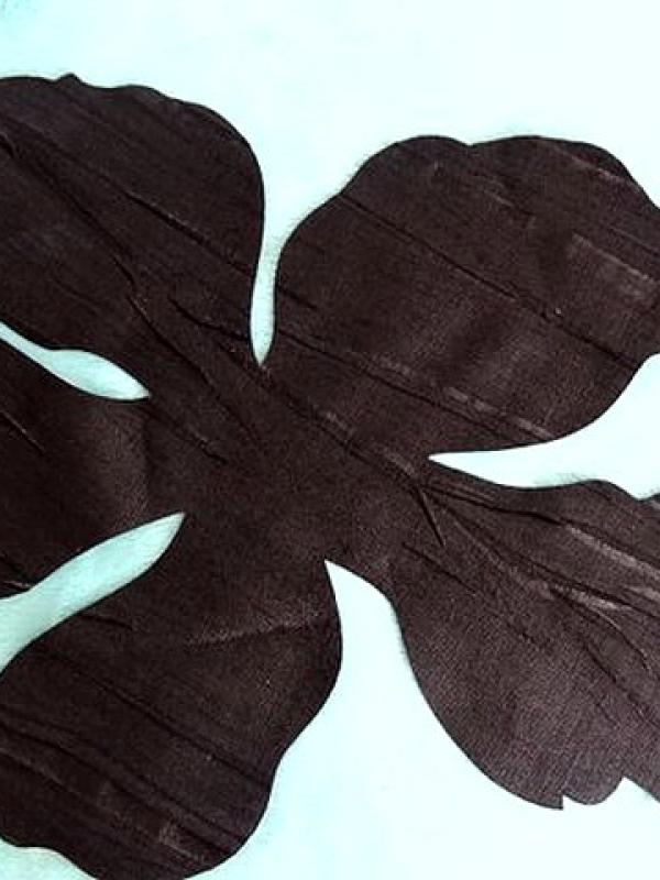 Fleur tissu noir plisse decoupe laser 1 