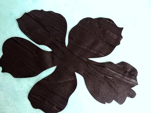 Fleur tissu noir plisse decoupe laser 1