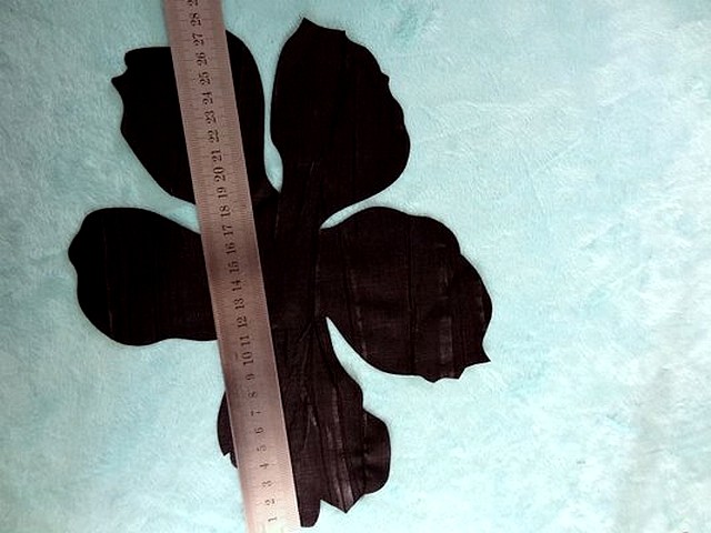 Fleur tissu noir plisse decoupe laser 2 
