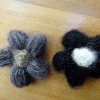 Fleurs en laine 2 coloris