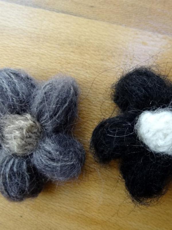 Fleurs en laine 2 coloris 