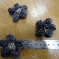 Fleurs en laine gris beige