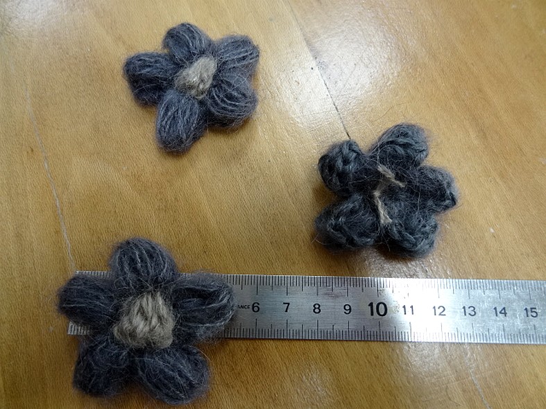 Fleurs en laine gris beige