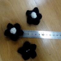 Fleurs en laine noir et blanc