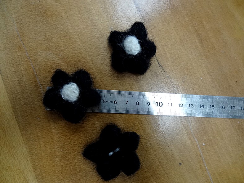 Fleurs en laine noir et blanc