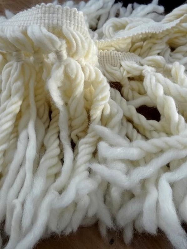 Frange blanc casse en laine ultra longue 1 