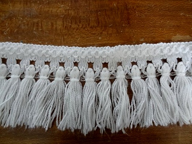 Frange pompons blancs en laine 1 