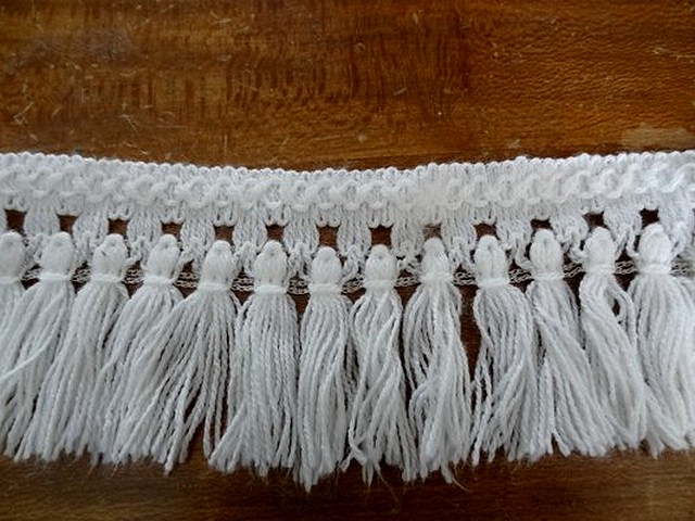 Frange pompons blancs en laine 1