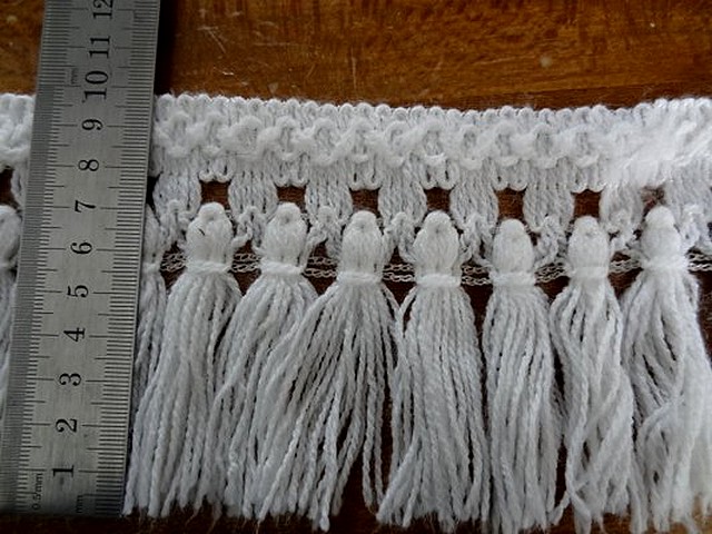 Frange pompons blancs en laine 2 