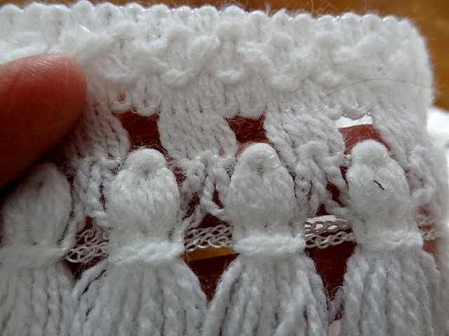 Frange pompons blancs en laine 3