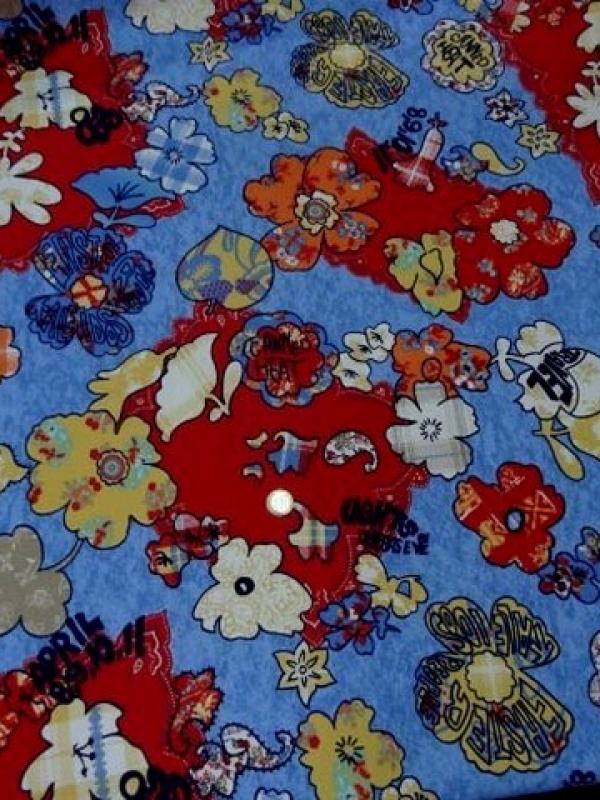 Gabardine coton imprime fleurs bleu et rouge3