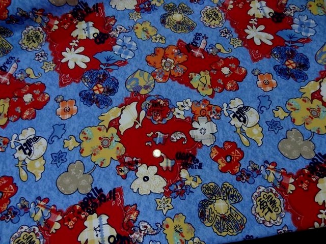 Gabardine coton imprime fleurs bleu et rouge3