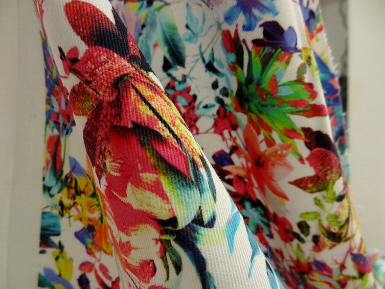 Gabardine coton lycra blanc fleuri couleurs peps 4