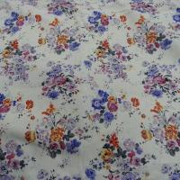 Gabardine coton lycra fond blanc roses et violet 1