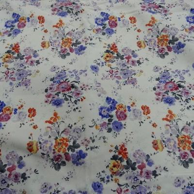 Gabardine coton lycra fond blanc roses et violet 1 