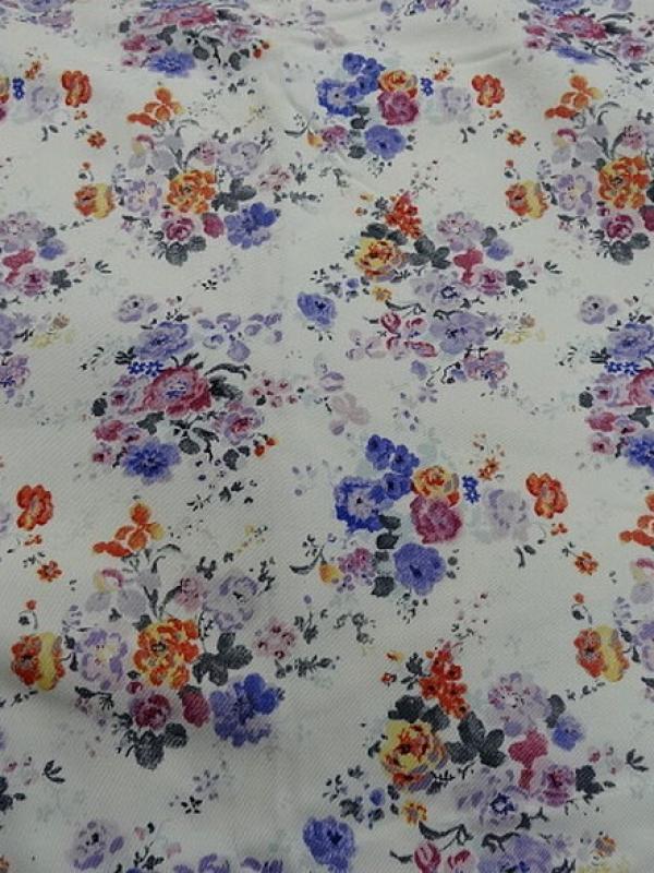 Gabardine coton lycra fond blanc roses et violet 1 
