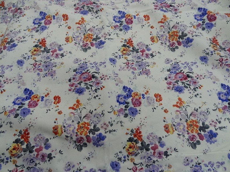 Gabardine coton lycra fond blanc roses et violet 1