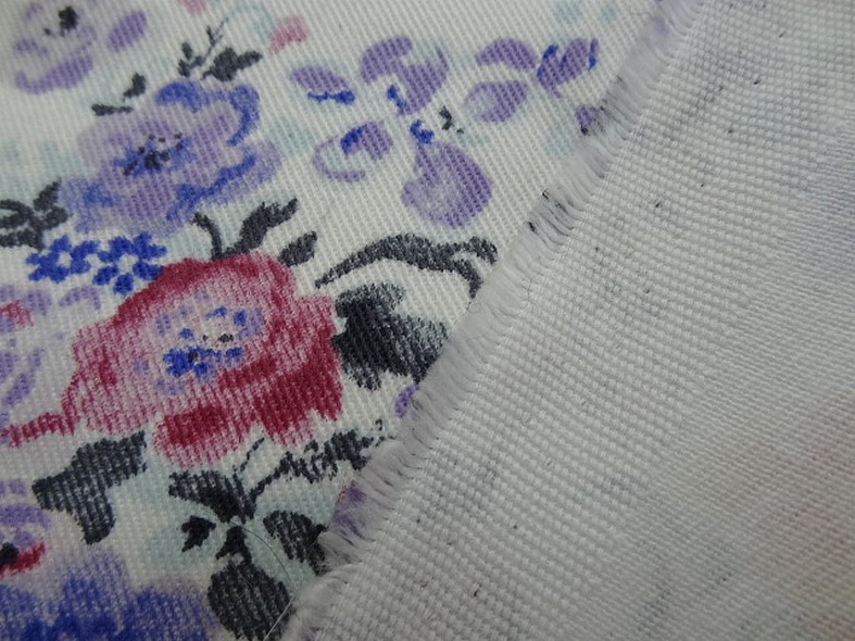 Gabardine coton lycra fond blanc roses et violet 3