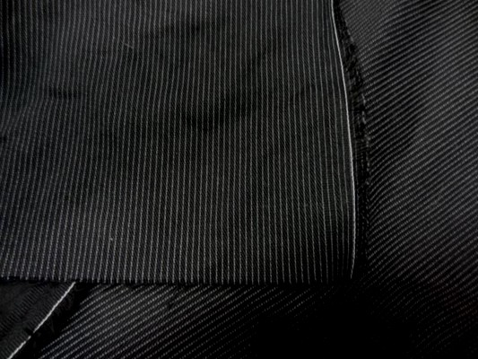 Gabardine coton noir fines rayures 1