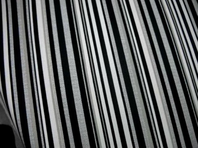 Gabardine rayee blanc noir gris 1
