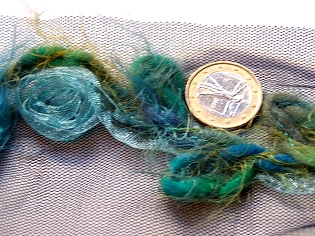 Galon aimant laine feutree bleue et bouton de rose sur resille noire 2 