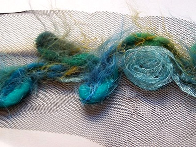 Galon aimant laine feutree bleue et bouton de rose sur resille noire 3 