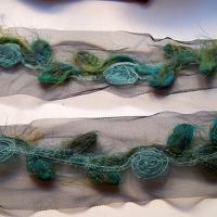 Galon aimant laine feutree bleue et bouton de rose sur resille noire 4 
